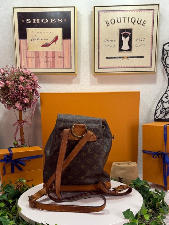 EPIC LOUS VUITTON MONOGRAM MM BACKPACK! main image 5